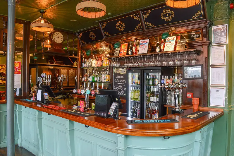 Traditional and romantic pub The Crown Tavern